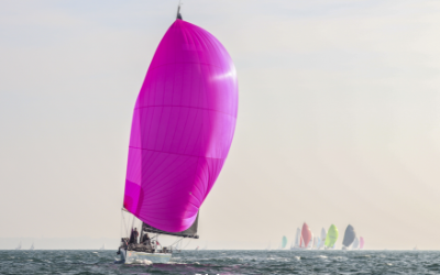 Le bateau Marek 47 sous spi symétrique racing rose