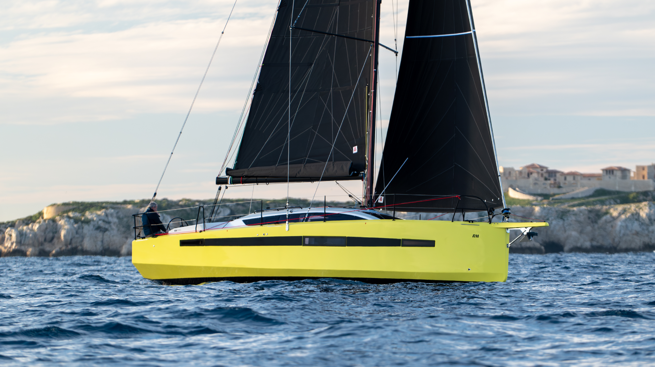 Voiles de bateau noires